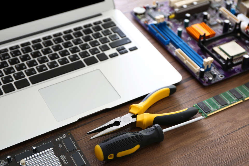 Técnico realizando conserto de notebook na Zona Sul do Rio de Janeiro Conserto de Notebook na Zona Sul do Rio de Janeiro - RJ