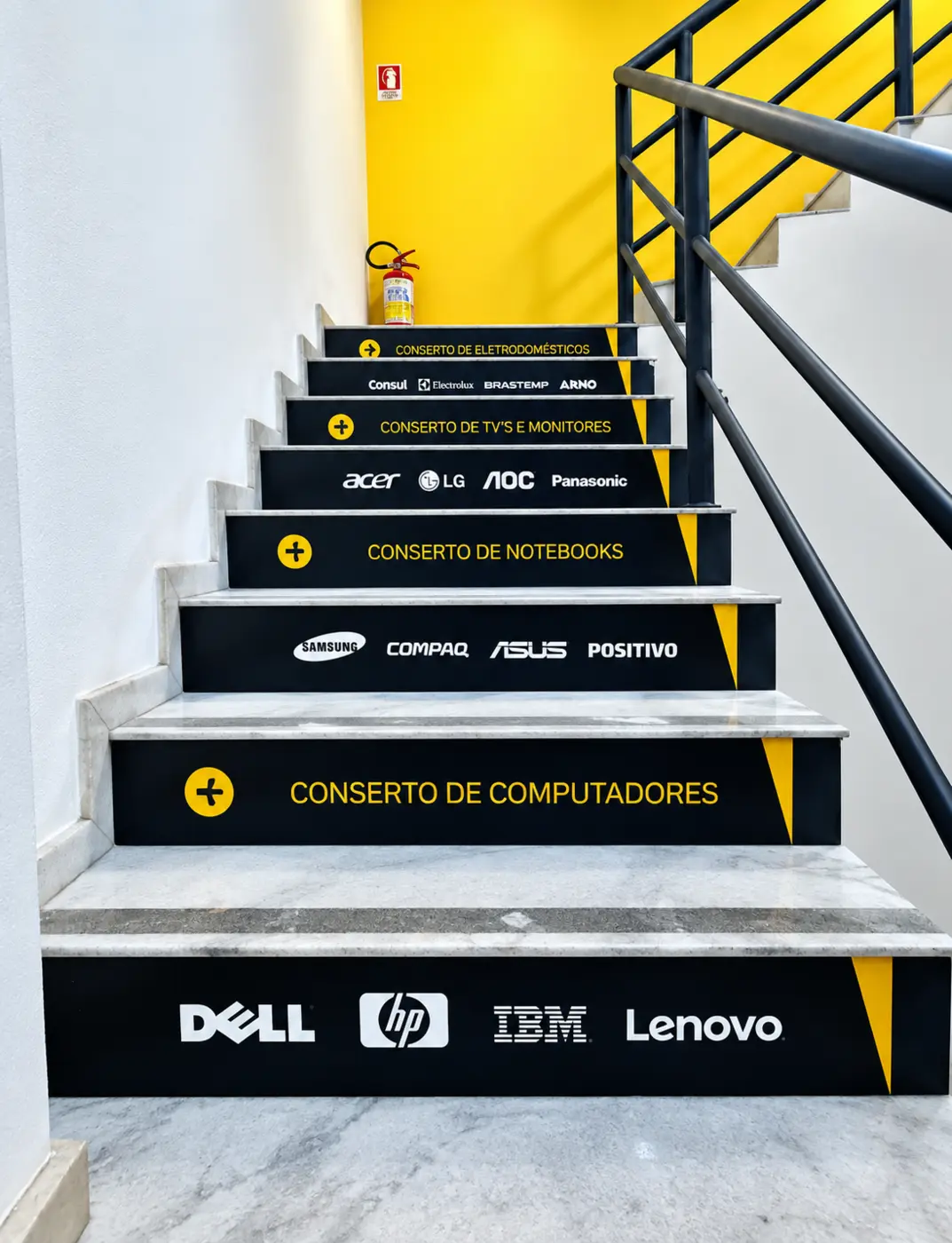 Escada e comunicação visual interna do Shopping Infomix Botafogo