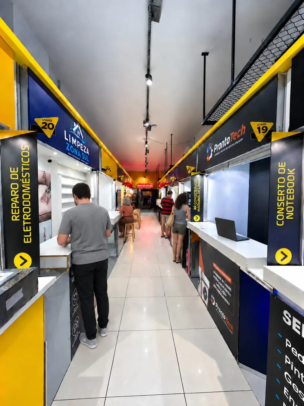 Interior do Shopping Infomix Botafogo com lojas comerciais